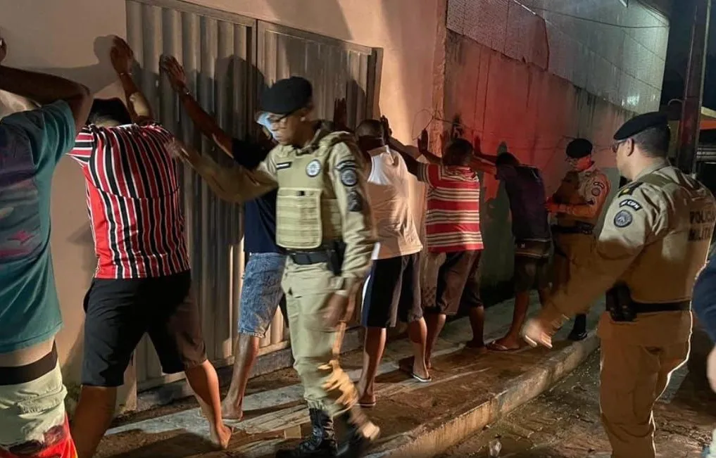 Polícia realiza abordagem durante festa do tipo "paredão" em Dias d´Ávila