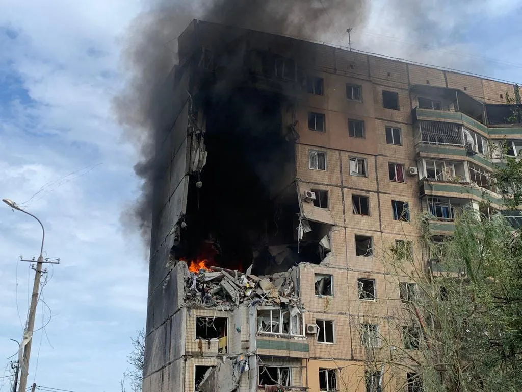 Prédio residencial afetado em vários andares e enegrecido pelo fogo