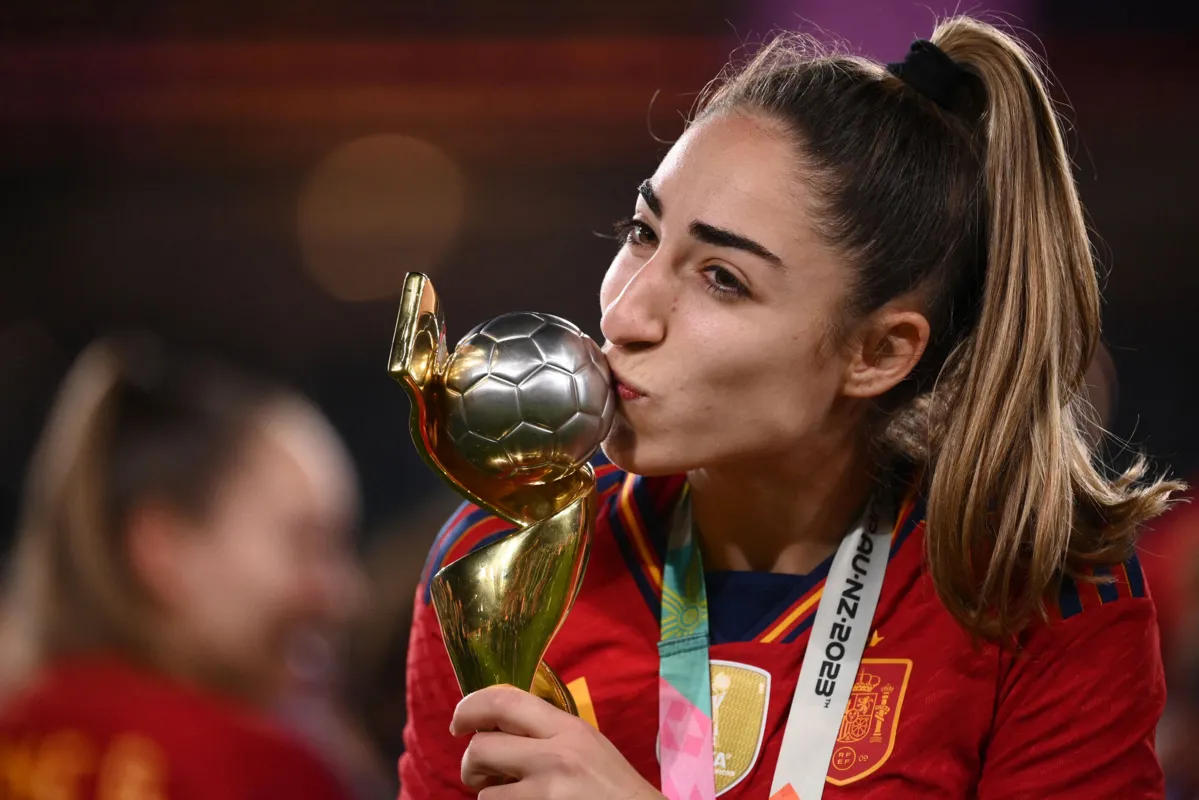 Olga Carmona beija taça da Copa após decidir final