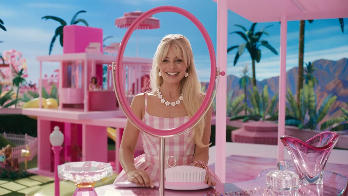 Margot Robbie interpreta a versão tradicional da Barbie no filme