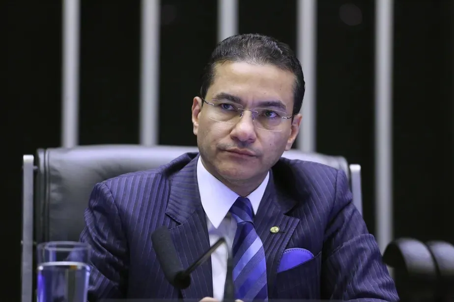 De acordo com o parlamentar, o comportamento de Bolsonaro estaria isolando-o na política brasileira e resultando em constantes derrotas