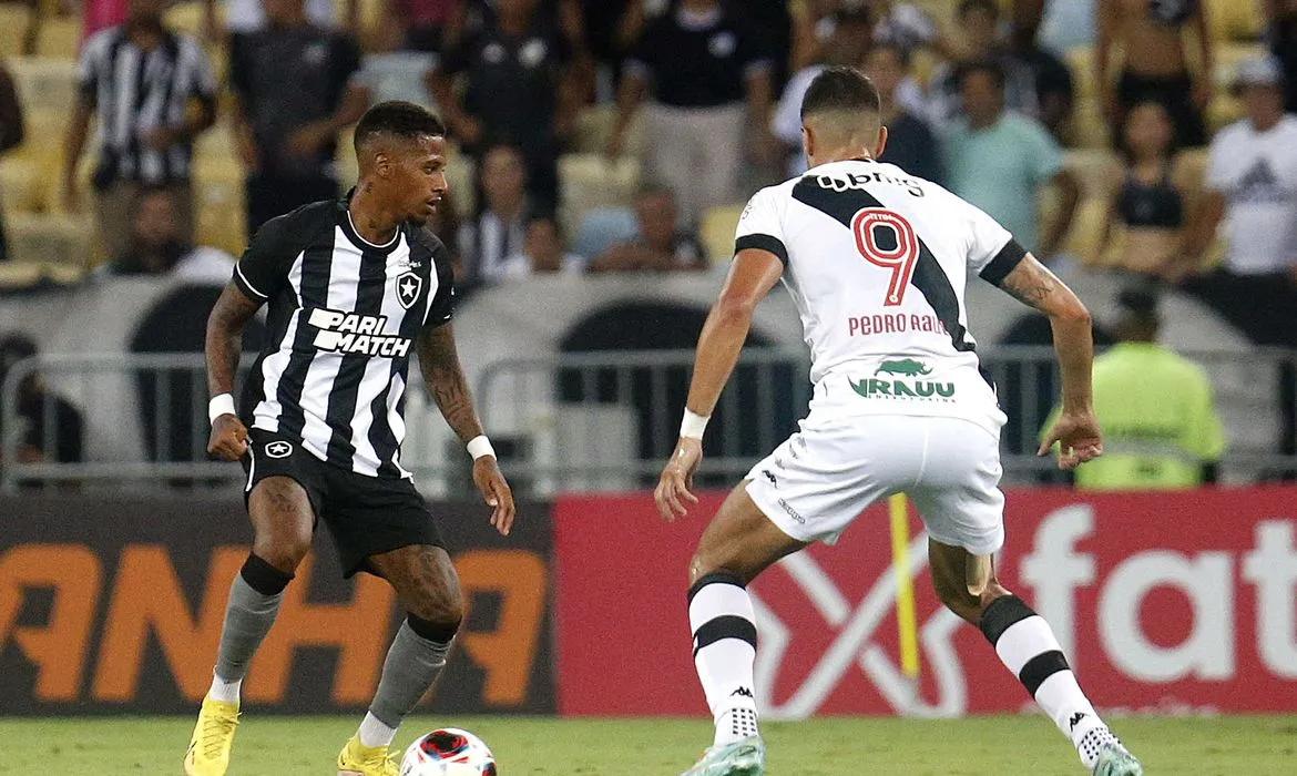 Botafogo é líder do Brasileirão e o Vasco está na zona de rebaixamento