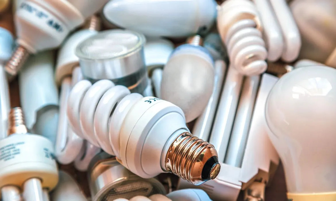 Lâmpadas fluorescentes serão extintas do mercado até 2025