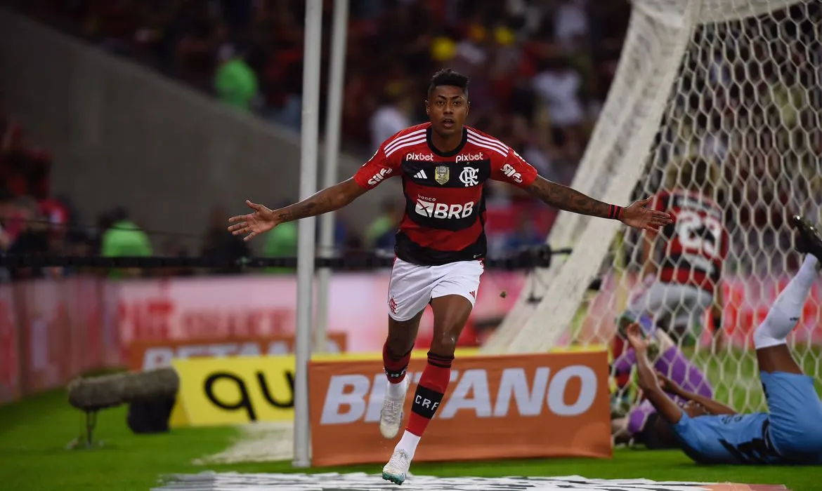 Bruno Henrique comemora gol sobre o Athletico-PR