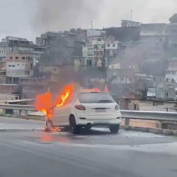 Carro pegou fogo na saída do bairro de São Caetano, próximo a região do Retiro