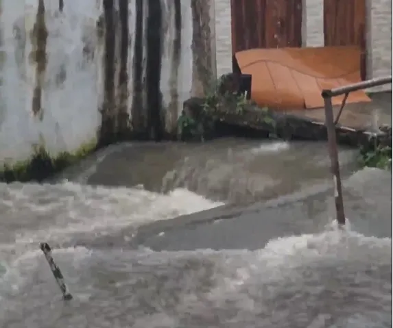 Rua em Itapuã foi tomada pela água após poucos minutos de chuva