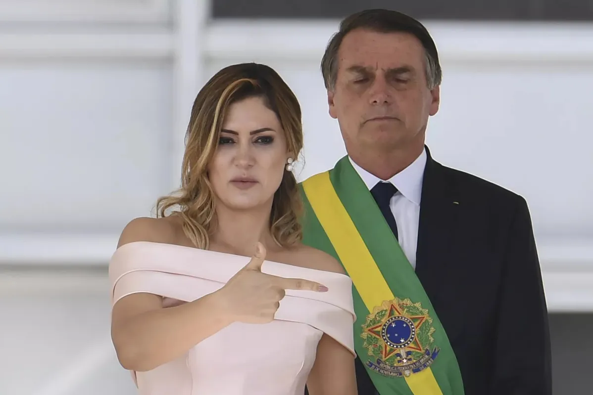 Dfesa de Michelle é contra tese da defesa de Bolsonaro