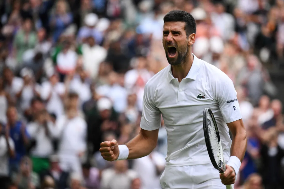 Djokovic celebra classificação para semis de Wimbledon