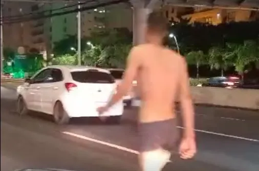 Homem  é visto caminhando de cueca na Avenida Paralela