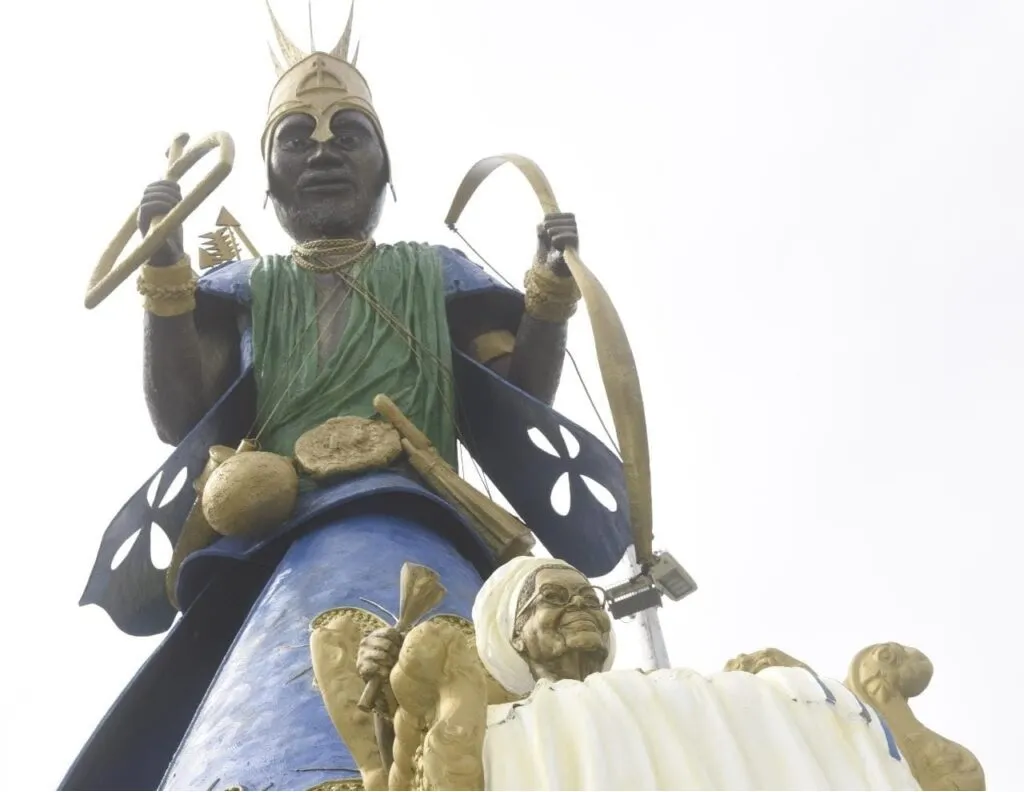 Com cerca de dois metros de altura, a estátua de Mãe Stella de Oxóssi (1925-2018) é de autoria do escultor Tatti Moreno