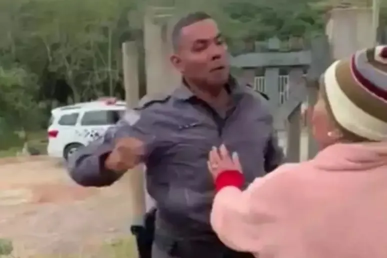 Vídeo mostra policial dando soco em idosa durante abordagem