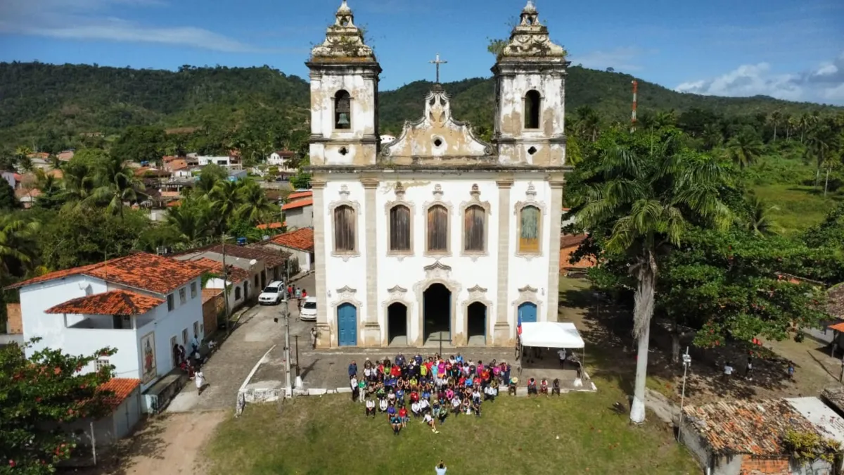 Os peregrinos da ABACS em frente a linda Igreja Matriz de Santiago do Iguape