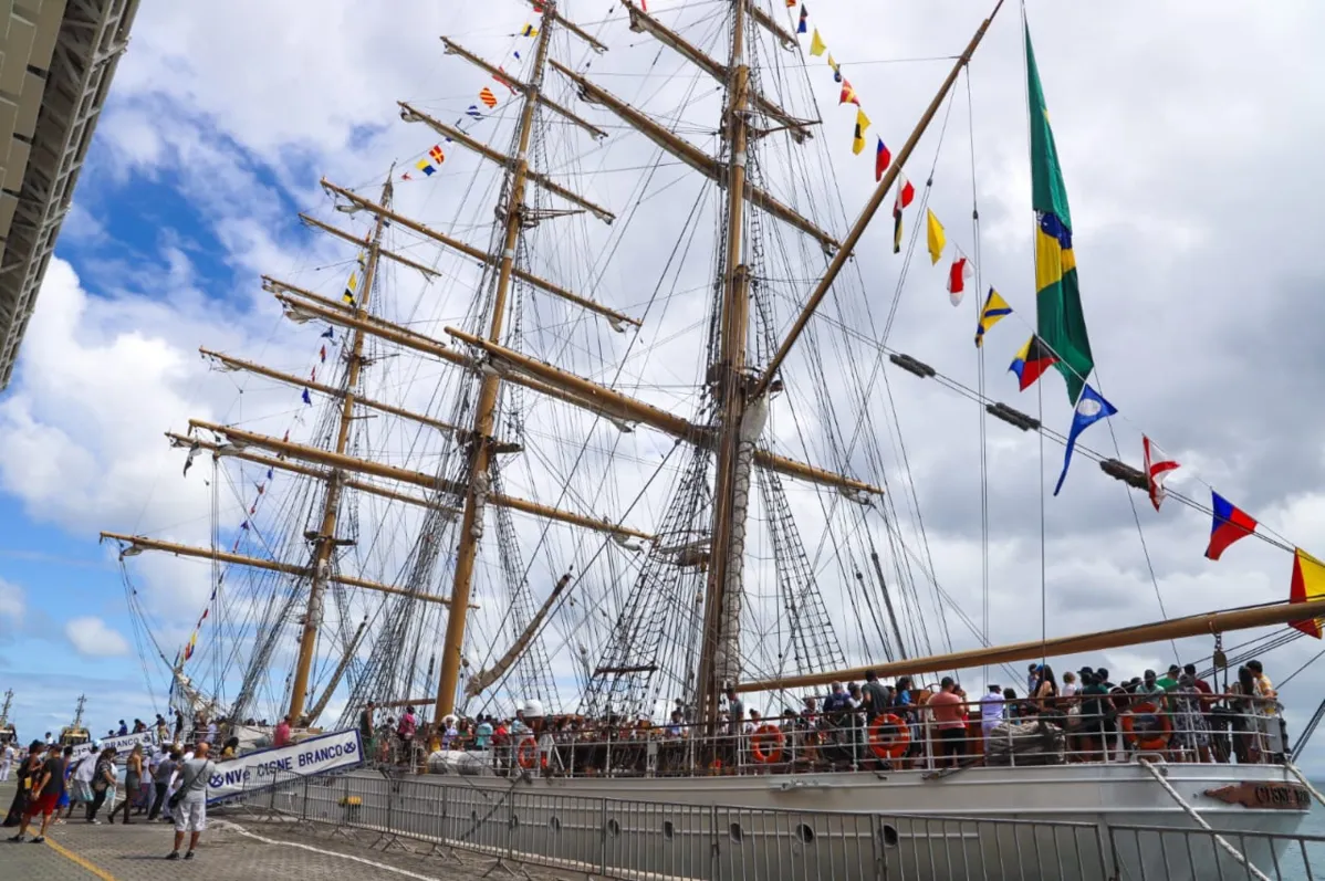 No porto de Salvador, a grande atração foi o navio-veleiro Cisne Branco, da Marinha do Brasil, que abriu visitação pública