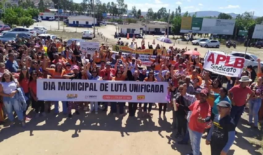 Categoria fez mobilização em  frente à sede provisória da prefeitura de Jequié
