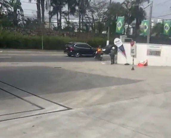 Homem tentou deixar posto de combustível com a  moto da PM