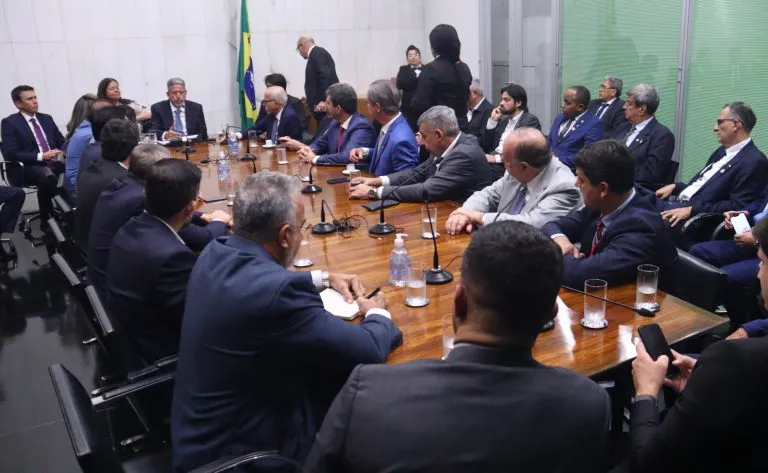 Arthur Lira em reunião com representantes dos prefeitos sobre Reforma Tributária