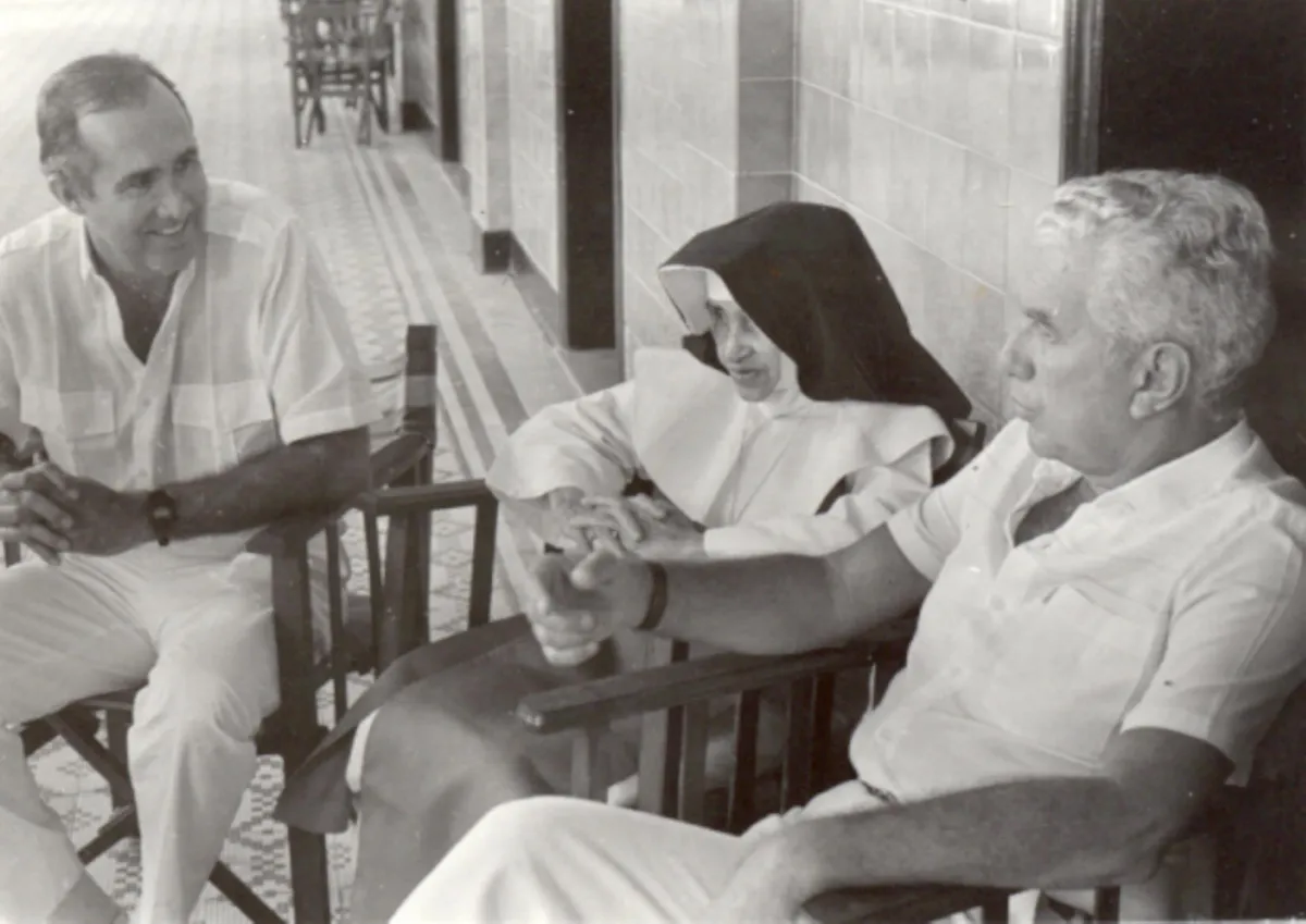 Ao lado direito da foto e ao lado esquerdo de Irmã Dulce, Almério Machado cuidou da religiosa