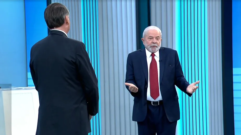 Lula e Bolsonaro durante debate televisivo nas eleições do ano passado