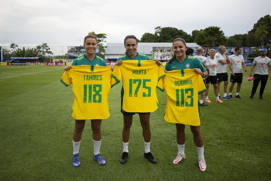 Tamires, Marta e Debinha são as jogadoras mais experientes da equipe