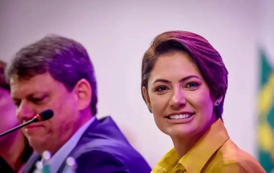 Michelle e Tarcísio despontam como favoritos para substituir Bolsonaro nas eleições de 2026