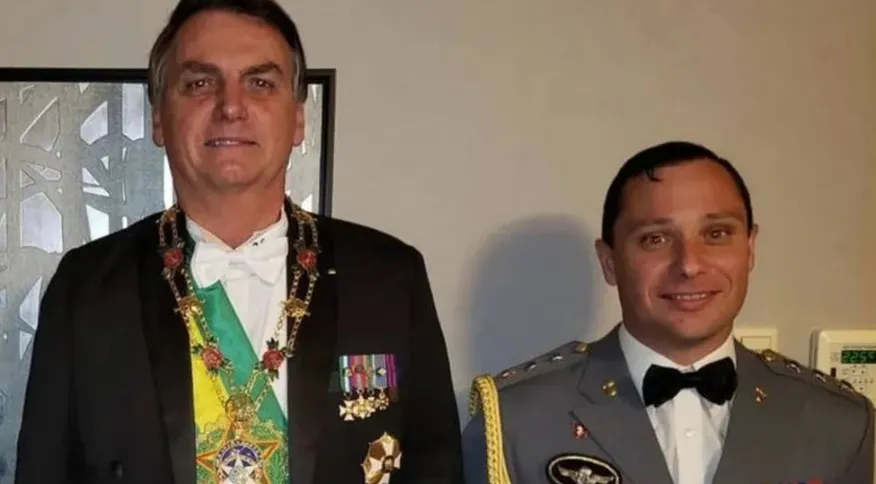 Ex-presidente Jair Bolsonaro (PL) ao lado do ex-ajudante de ordens do governo, tenente-coronel Mauro Cid