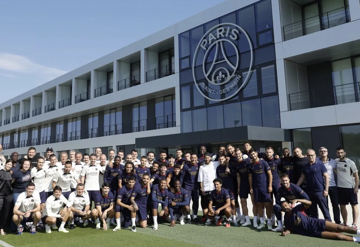 Neymar com seus antigos companheiros de Paris Saint Germain