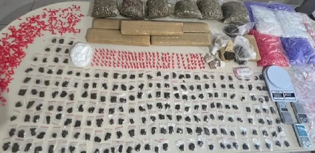 Guarnições realizaram incursões e encontraram, além da droga, balanças, e demais materiais usados para a comercialização ilegal