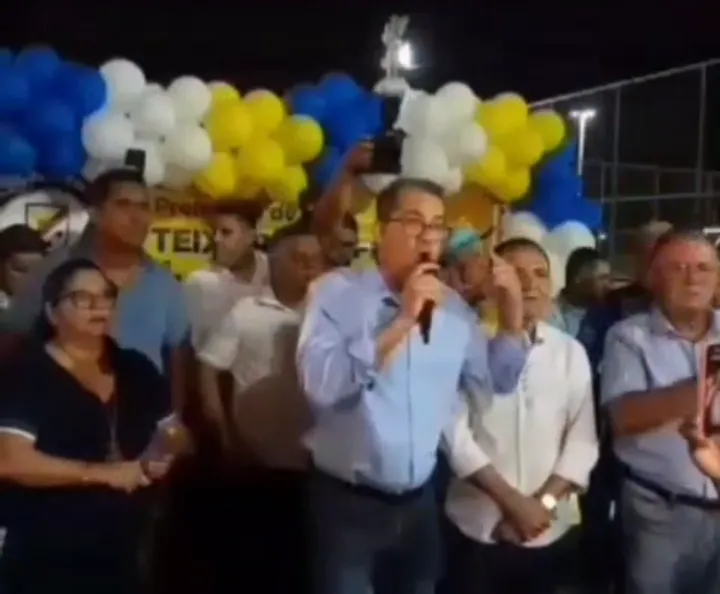 Marcelo Belitardo (UB), prefeito de Teixeira de Freitas, ataca parlamentar da oposição durante pronunciamento em evento político.