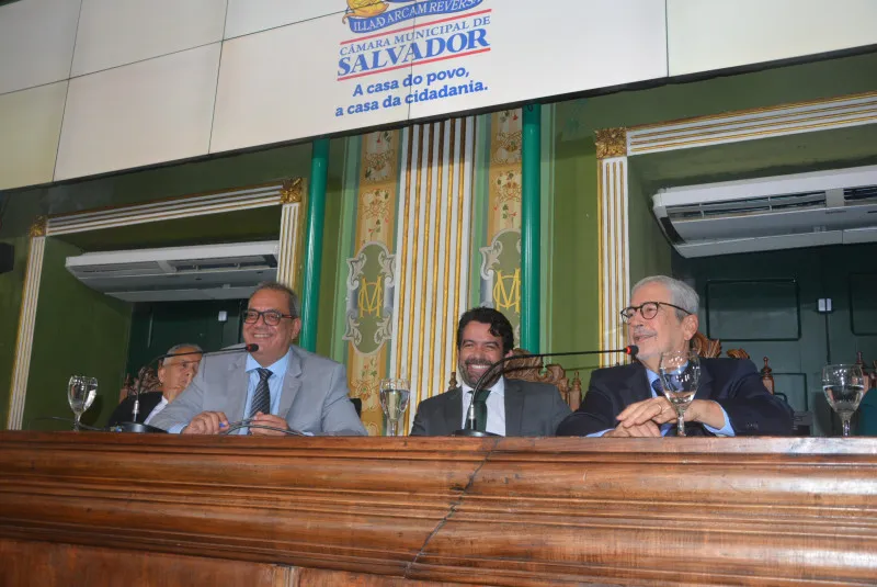 Os vereadores Carlos Muniz e Paulo Magalhães Jr. e o ex-prefeito Antonio Imbassahy na Mesa do evento