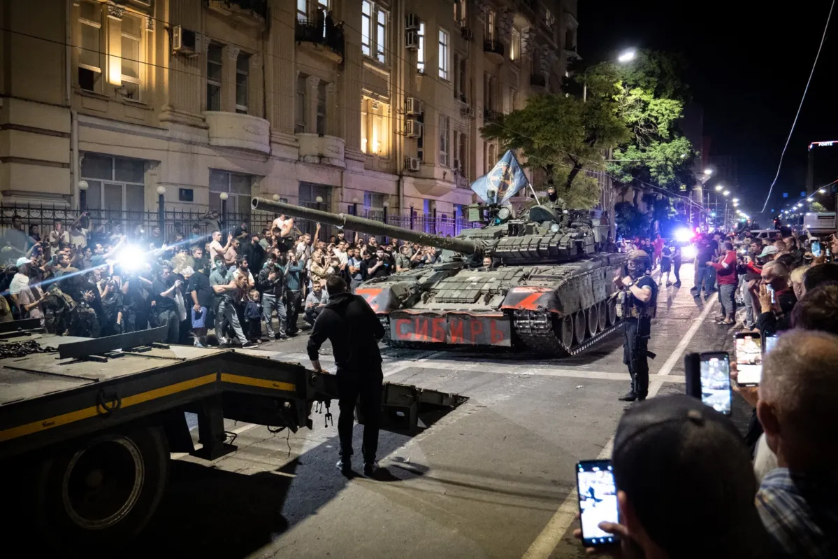 Rastros deixados pelos tanques ainda eram visíveis hoje nas ruas de Rostov