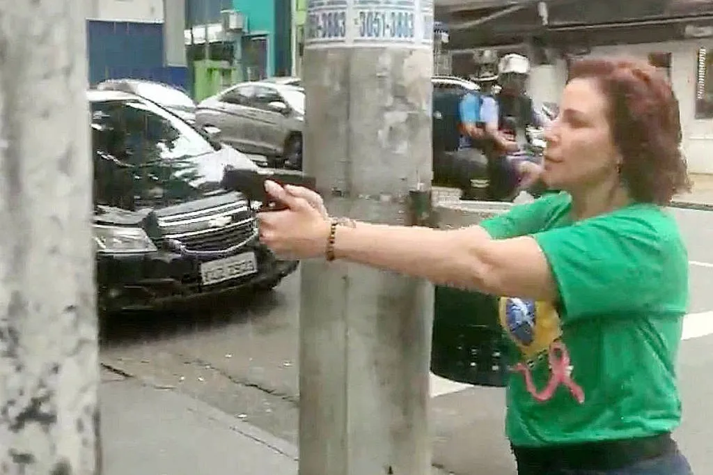 A parlamentar apontou a arma para um eleitor de  Lula após um desentendimento