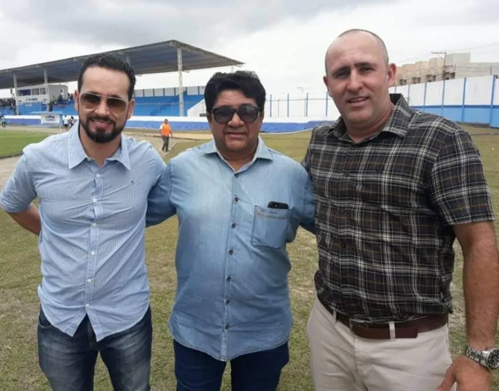 Guto Chalup à direita, com Ednaldo Rodrigues no centro e Ricardo Lima à esquerda