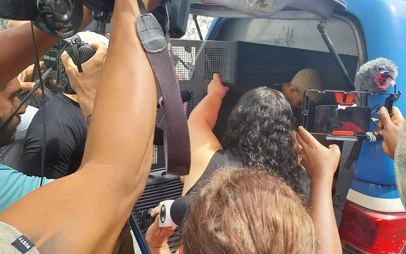 Luis Tiago chegando para audiência de custódia na manhã desta terça-feira, em Salvador