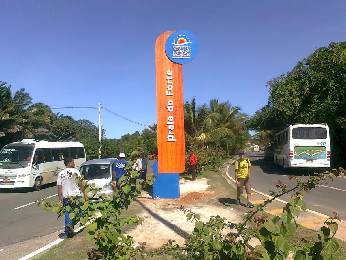 Para o acesso às localidades de Praia do Forte, Imbassaí e Santo Antônio, os ônibus, micro-ônibus e vans devem ter a licença especial da AGERBA .