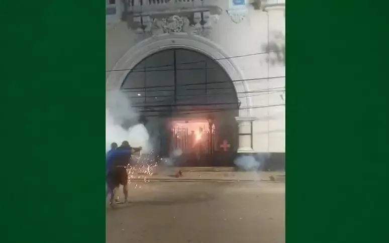 Membros de organizada do Vasco durante ataque no portão do estádio de São Januário