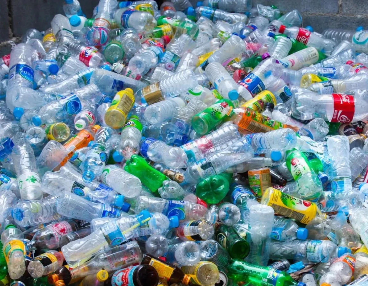 Estima-se que, todos os anos, 430 milhões de toneladas de plástico são produzidas globalmente