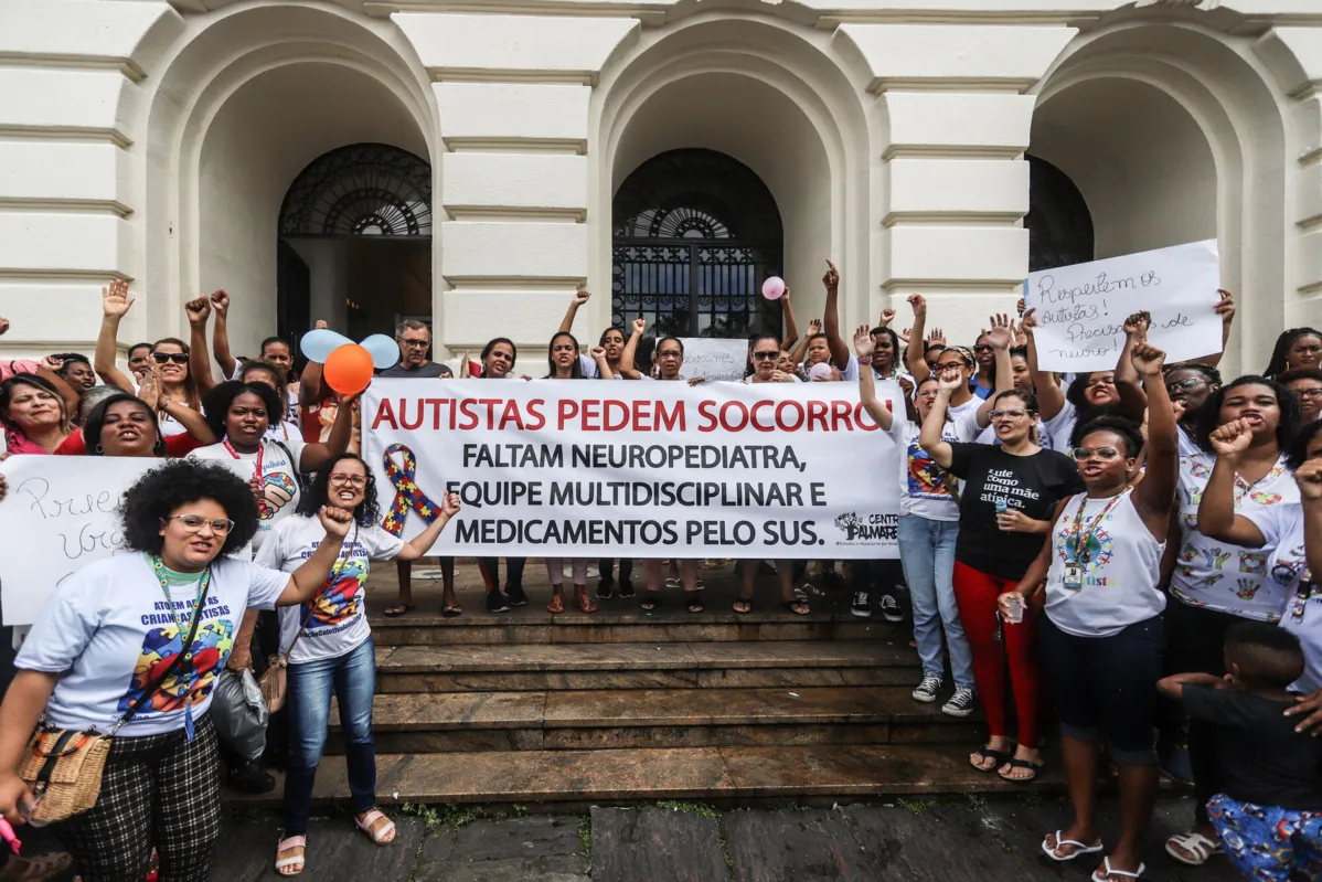 Cerca de 120 familiares e cuidadores de crianças com Transtorno do Espectro Autista no Fórum Ruy Barbosa