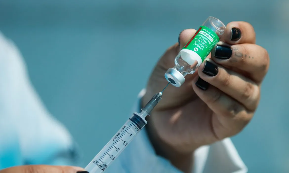 Vacina bivalente seguirá sendo aplicada nesta segunda-feira