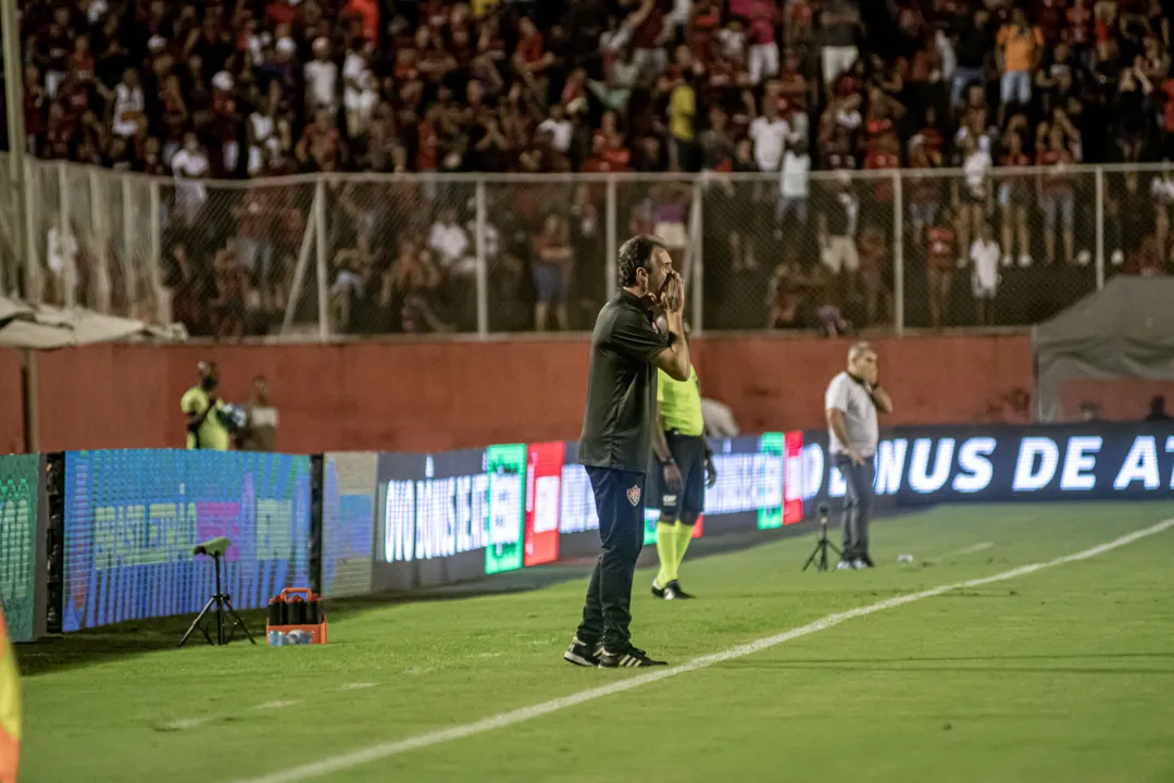 Léo Condé passa orientações para seu time contra o Criciúma