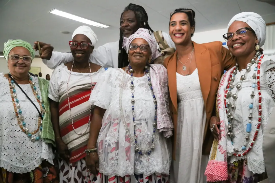 Ministra Aniele Franco sendo recebida por representantes de religião de matriz africana