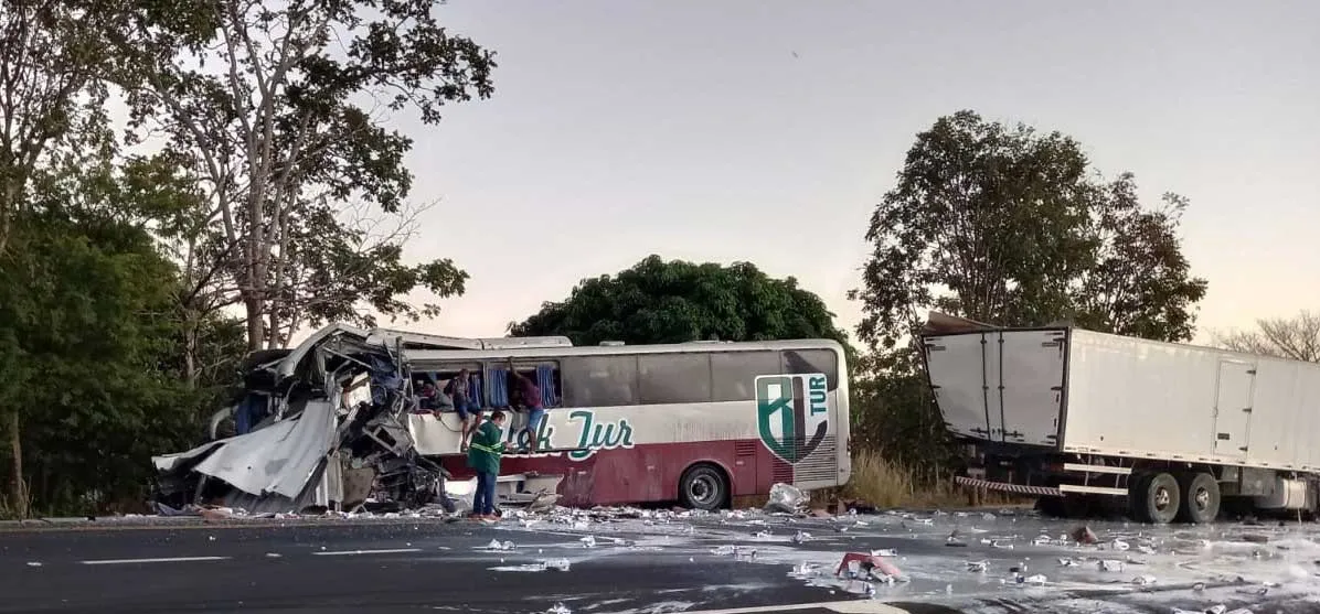 Ônibus e carreta colidiram de frente, o que deixou dois passageiros do ônibus mortos, além do motorista