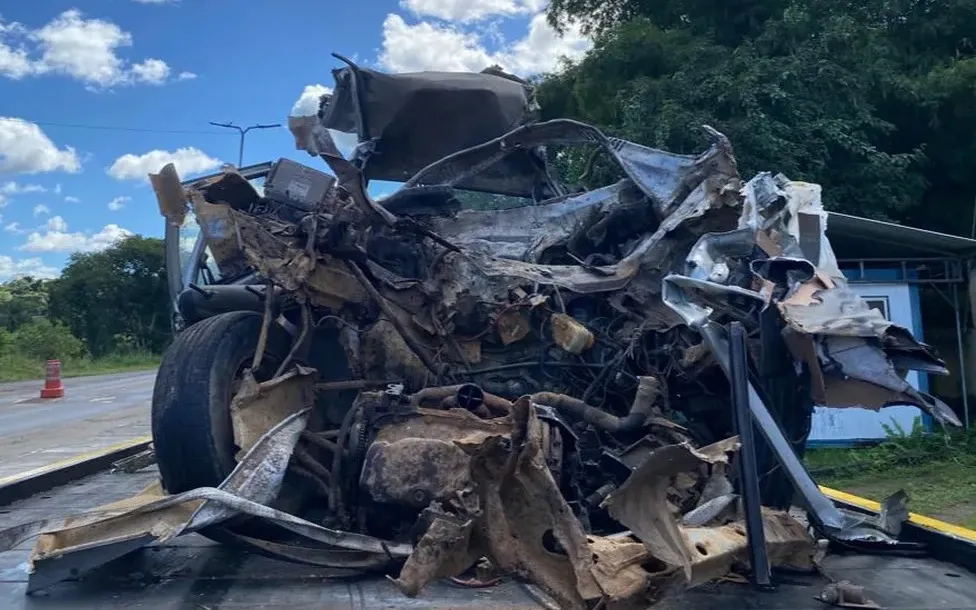 Carro ficou destruído com impacto da batida