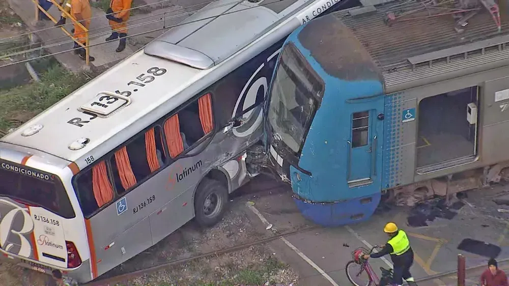 Imagem ilustrativa da imagem Acidente entre ônibus e trem deixa 13 feridos no Rio de Janeiro