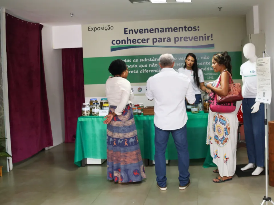 Ação do Centro de Informação e Assistência Toxicológica da Bahia em shopping