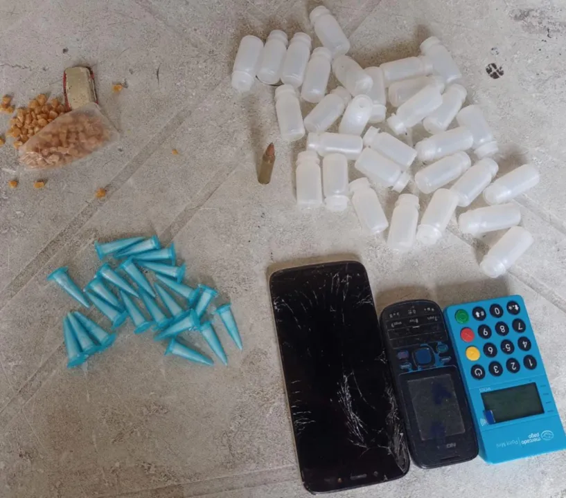 Além de crack, foram encontrados 32 porções de “loló”, 23 pinos de cocaína e outros itens