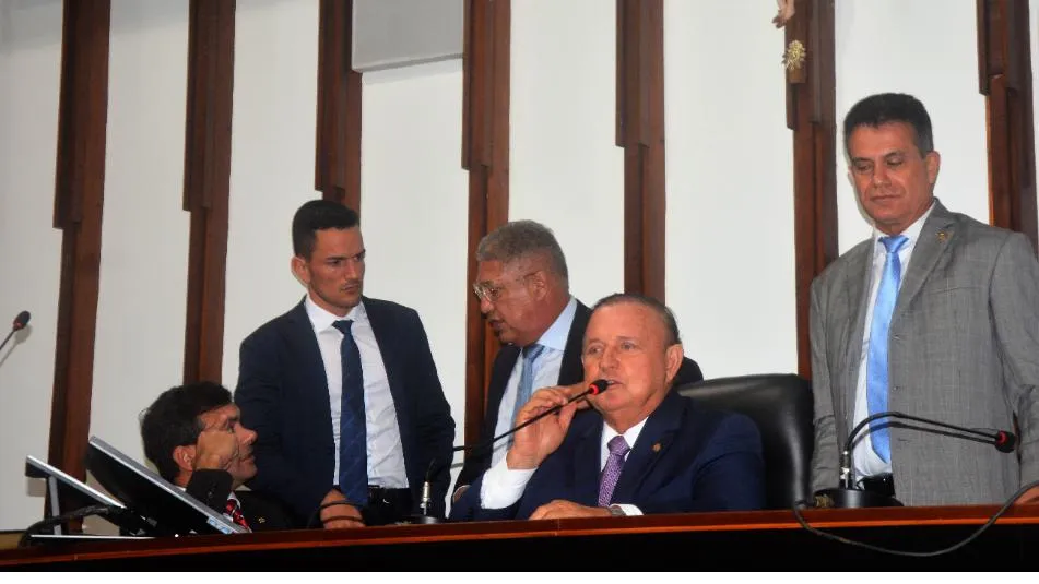 Presidente da Assembleia Legislativa da Bahia, Adolfo Menezes (PSD) e deputados estaduais no plenário da Casa