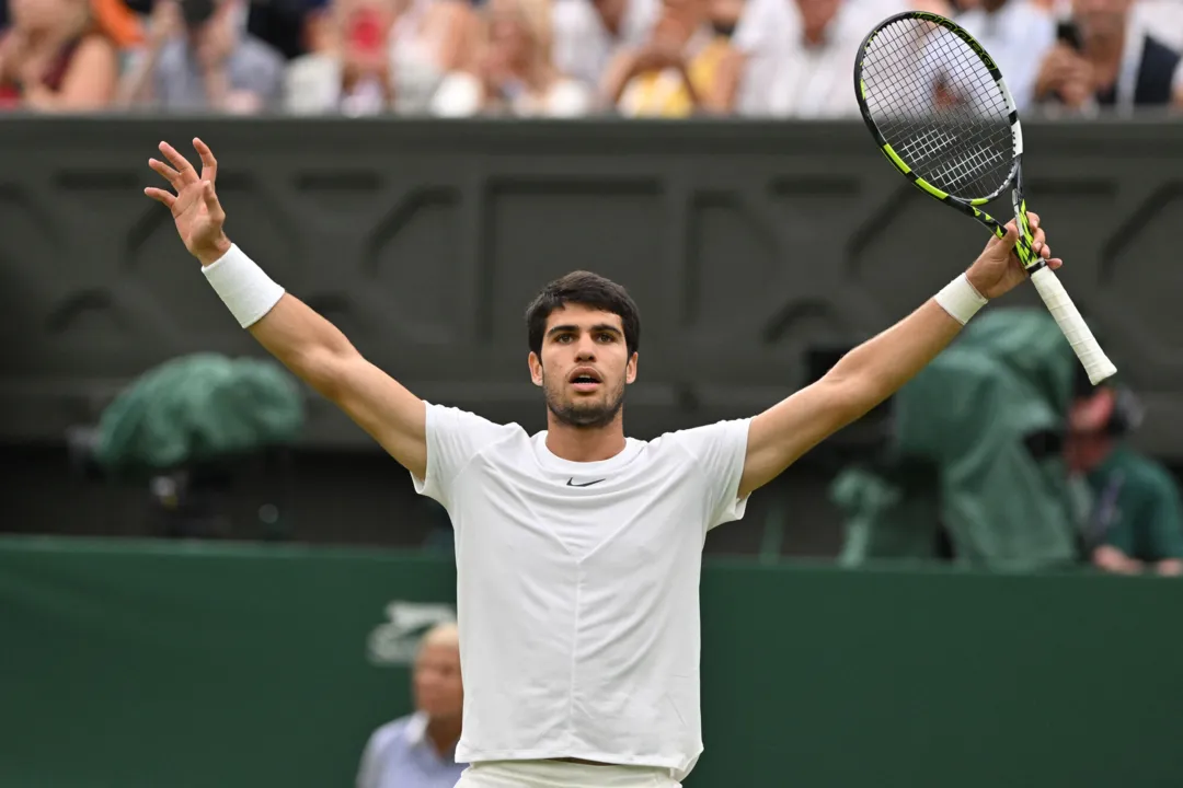 Alcaraz celebra classificação para as oitavas de Wimbledon