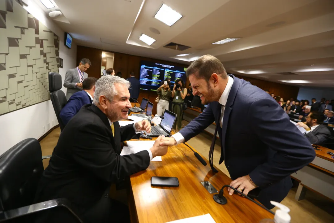 Ângelo Coronel e Quinho, prefeito de Belo Campo e presidente da UPB, comemoraram a aprovação da matéria