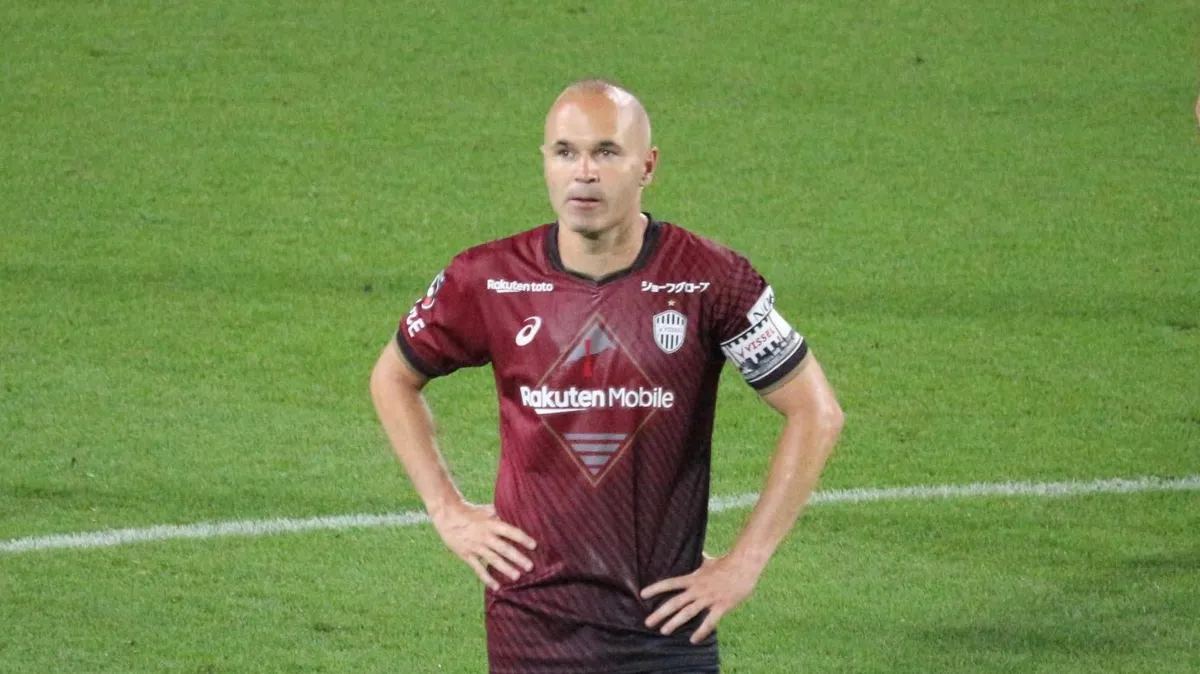 Após Barcelona e Vissel Kobe, Iniesta assinou com o Emirates FC