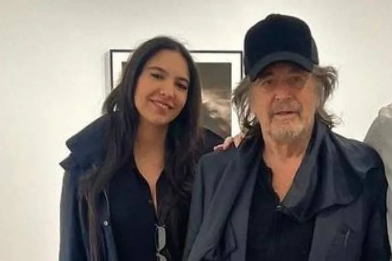 O ator Al Pacino e sua namorada